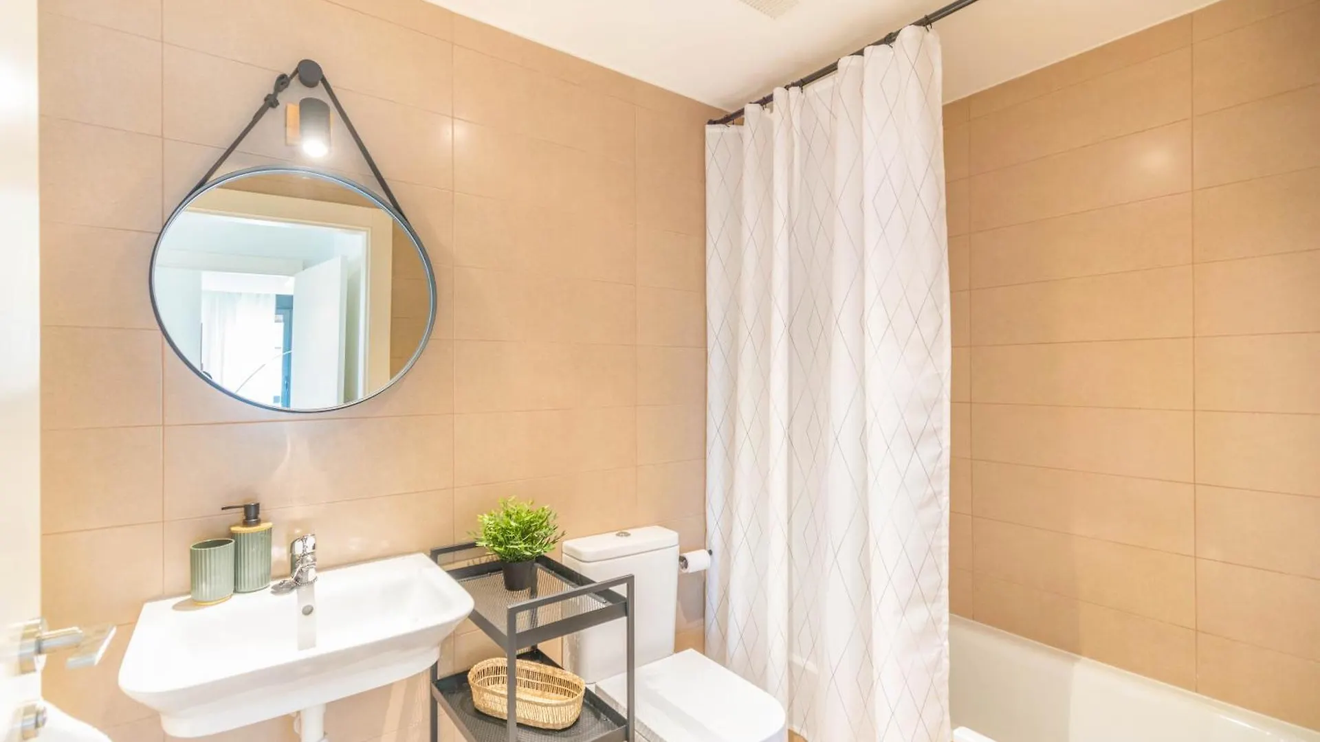 Piso Iturriondo, Espacioso Apartamento A 5 Minutos De Pamplona Huarte Apartment